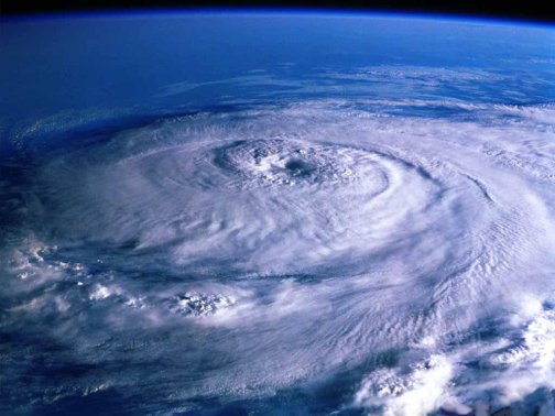 El ojo de un huracán puede medir hasta 80 km de diámetro.